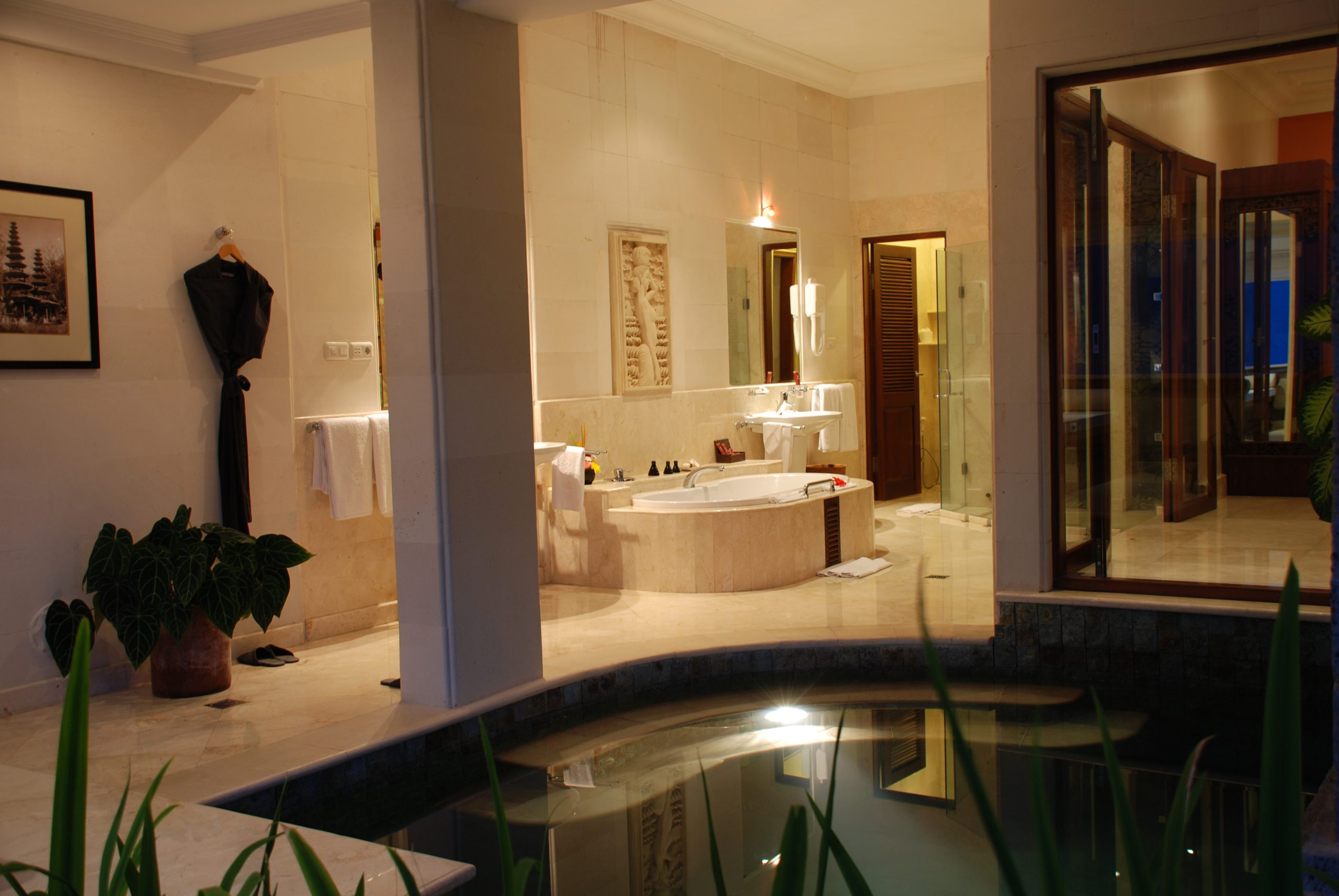 Pool suite outdoor bathroom