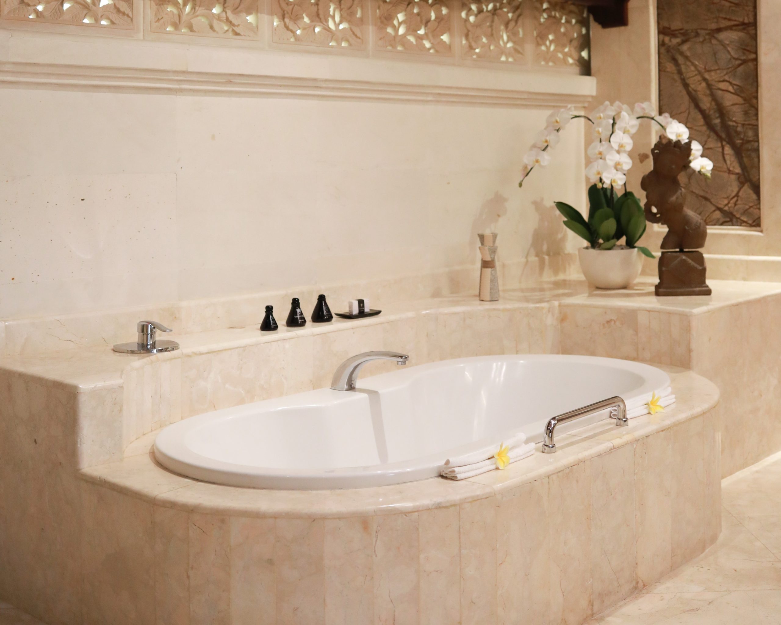 Garden pool villa bathroom