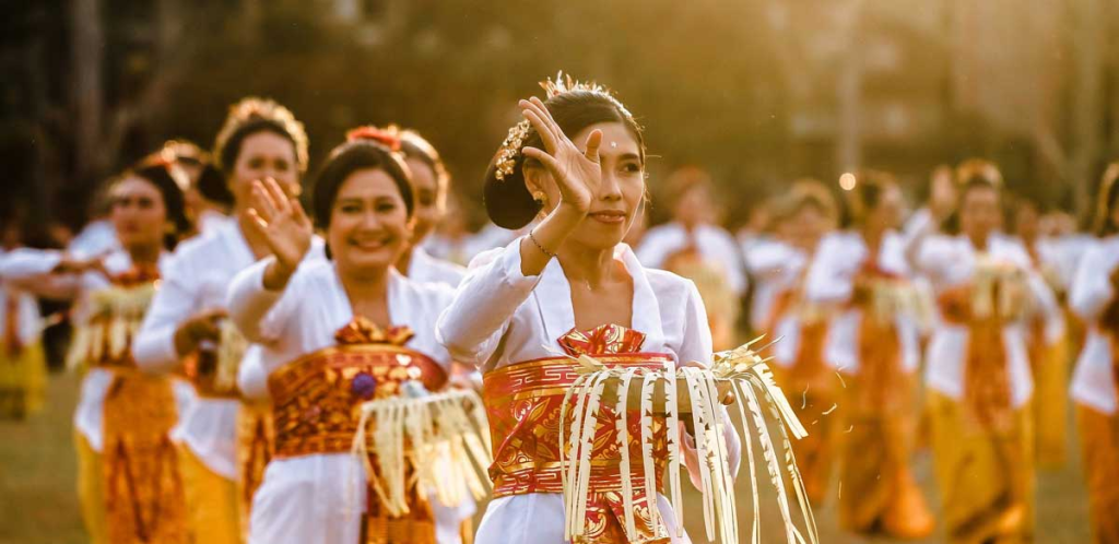 Balinese women in traditional ceremony outfits