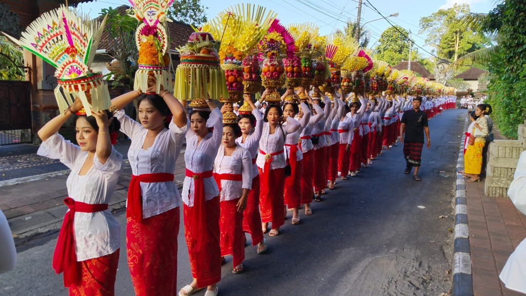 Balinese women attending a ceremony with offerings for Galungan