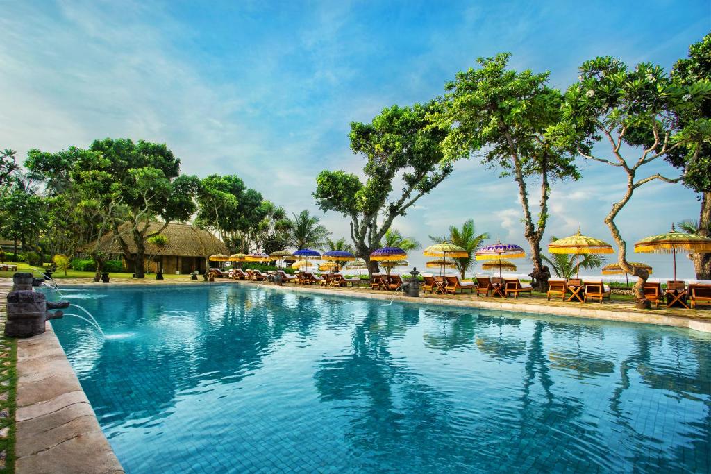 The pool at The Oberoi Beach Resort